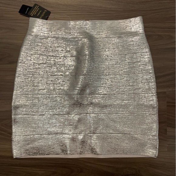 bebe Brushed Foil Bandage Shimmering Silver Mini Skirt size M -NWT - Picture 4 of 7